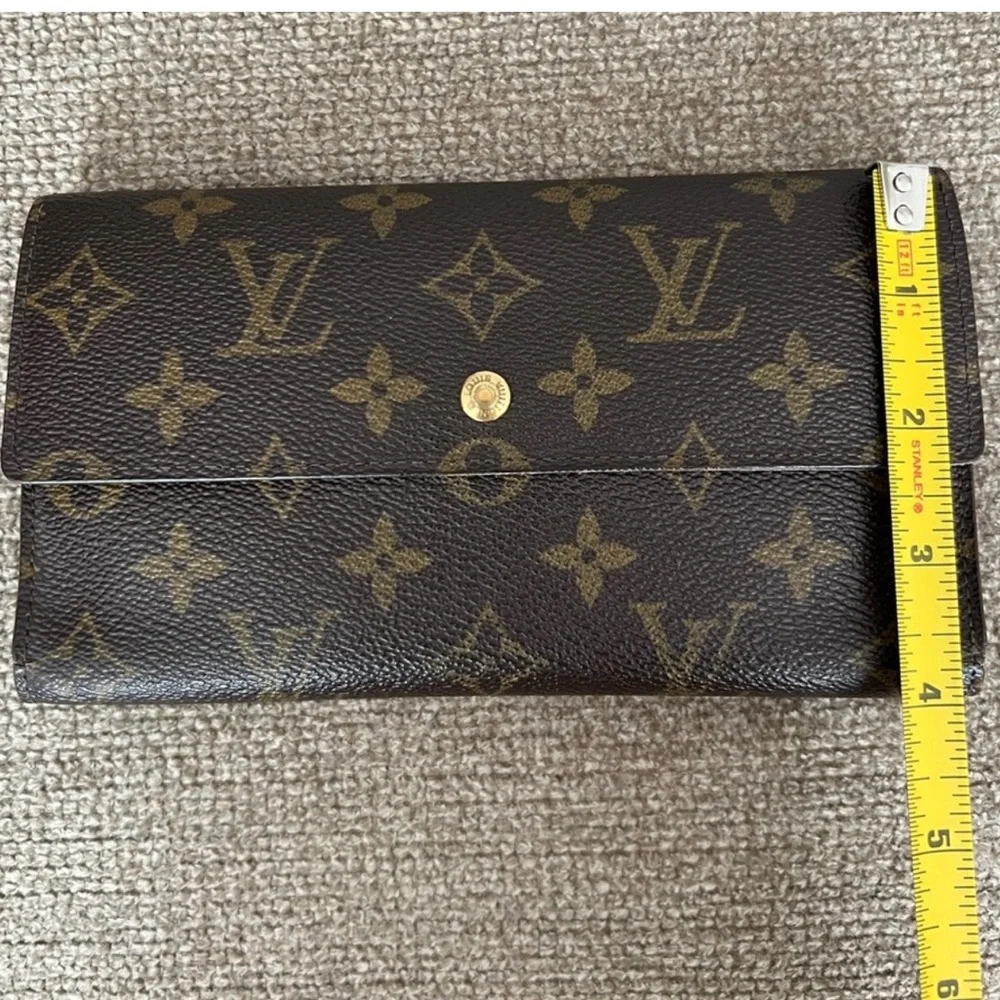 AUTHENTIC LV MONO SARAH WALLET - Picture 3 of 14